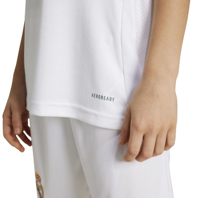 IT5186_8_APPAREL_On-Model_Detail-View-1_white