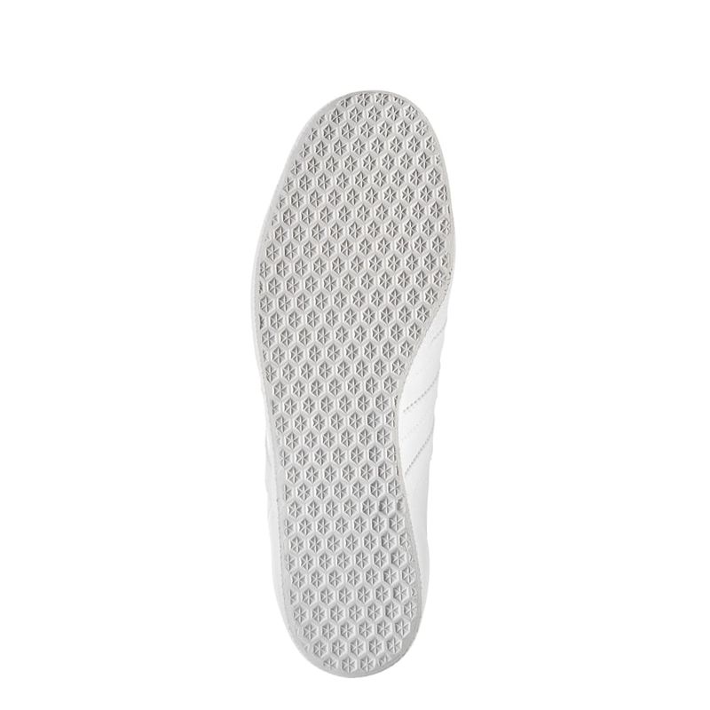 BB5498_3_FOOTWEAR_Photography_Bottom View_white.jpg