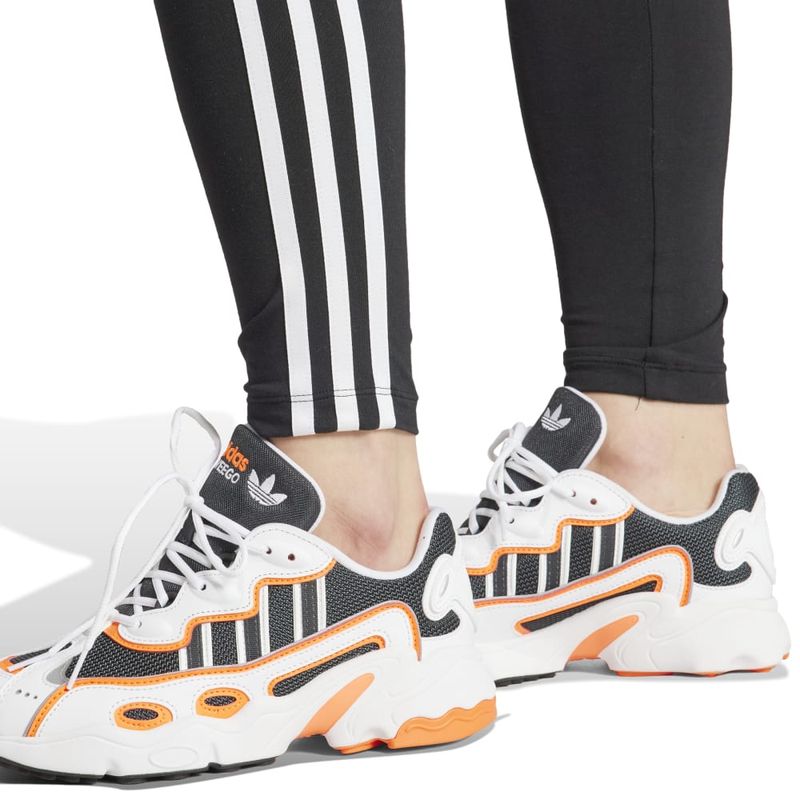IP2968_6_APPAREL_On Model_Detail View 1_white.jpg