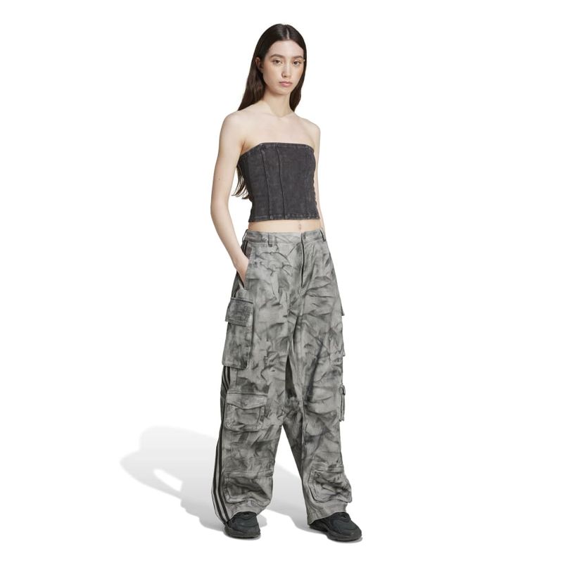 IW5570_6_APPAREL_On-Model_Walking-View_white