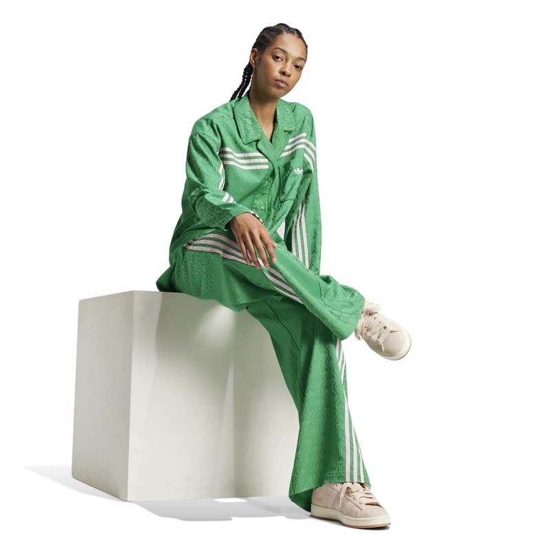 JN7659_6_APPAREL_On-Model_Walking-View_white