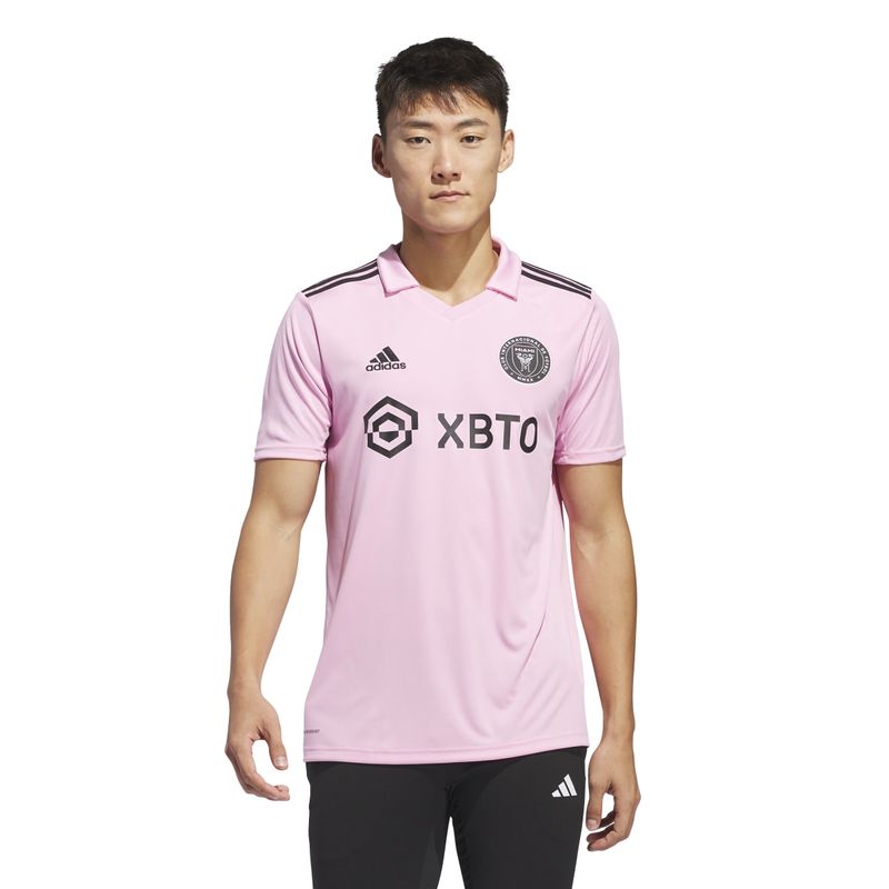 JE9701_6_APPAREL_On Model_Standard View_white